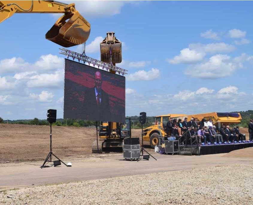 speech on led screen on construction site